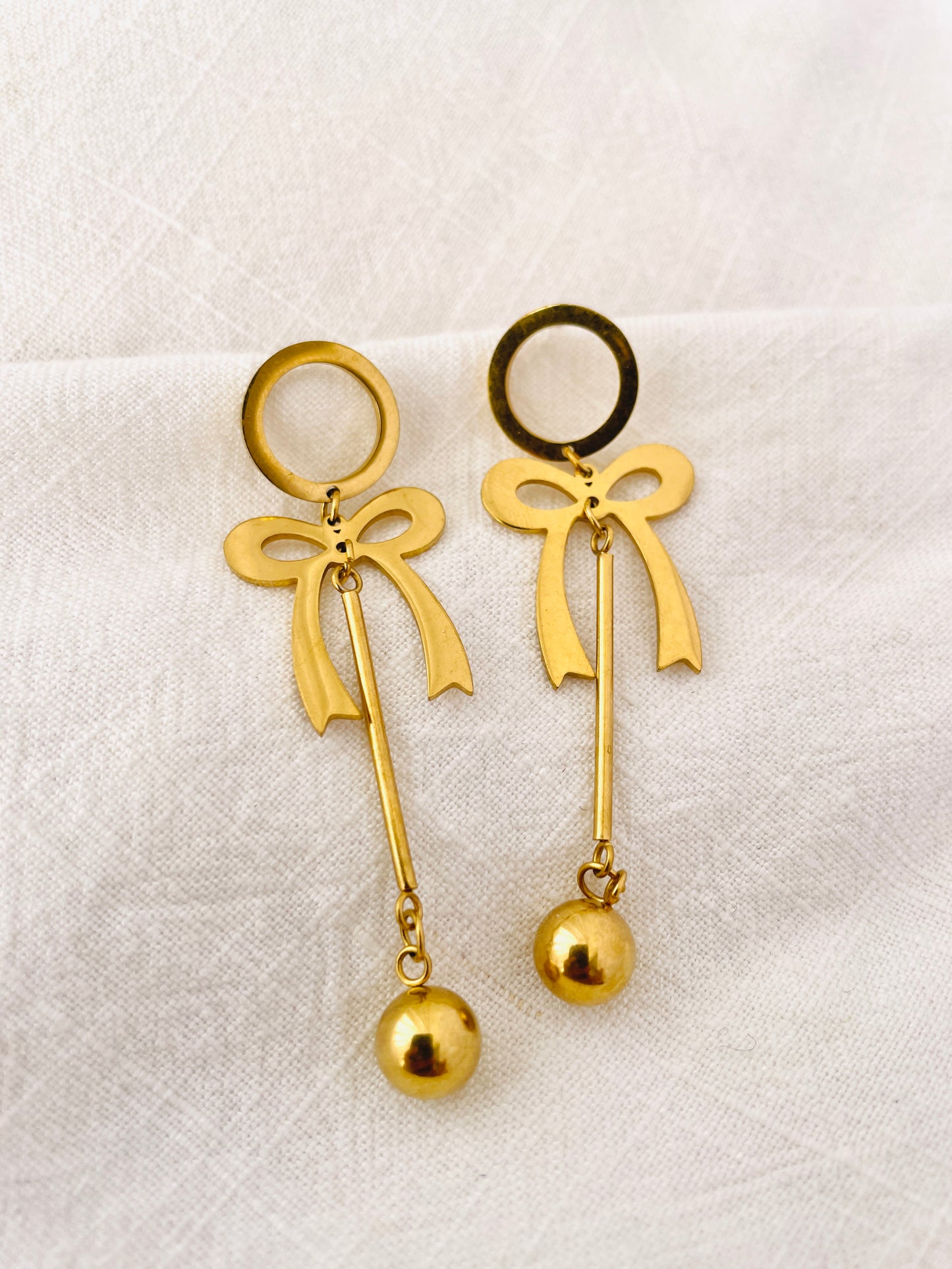 Gold Dropping Ribbon Earring