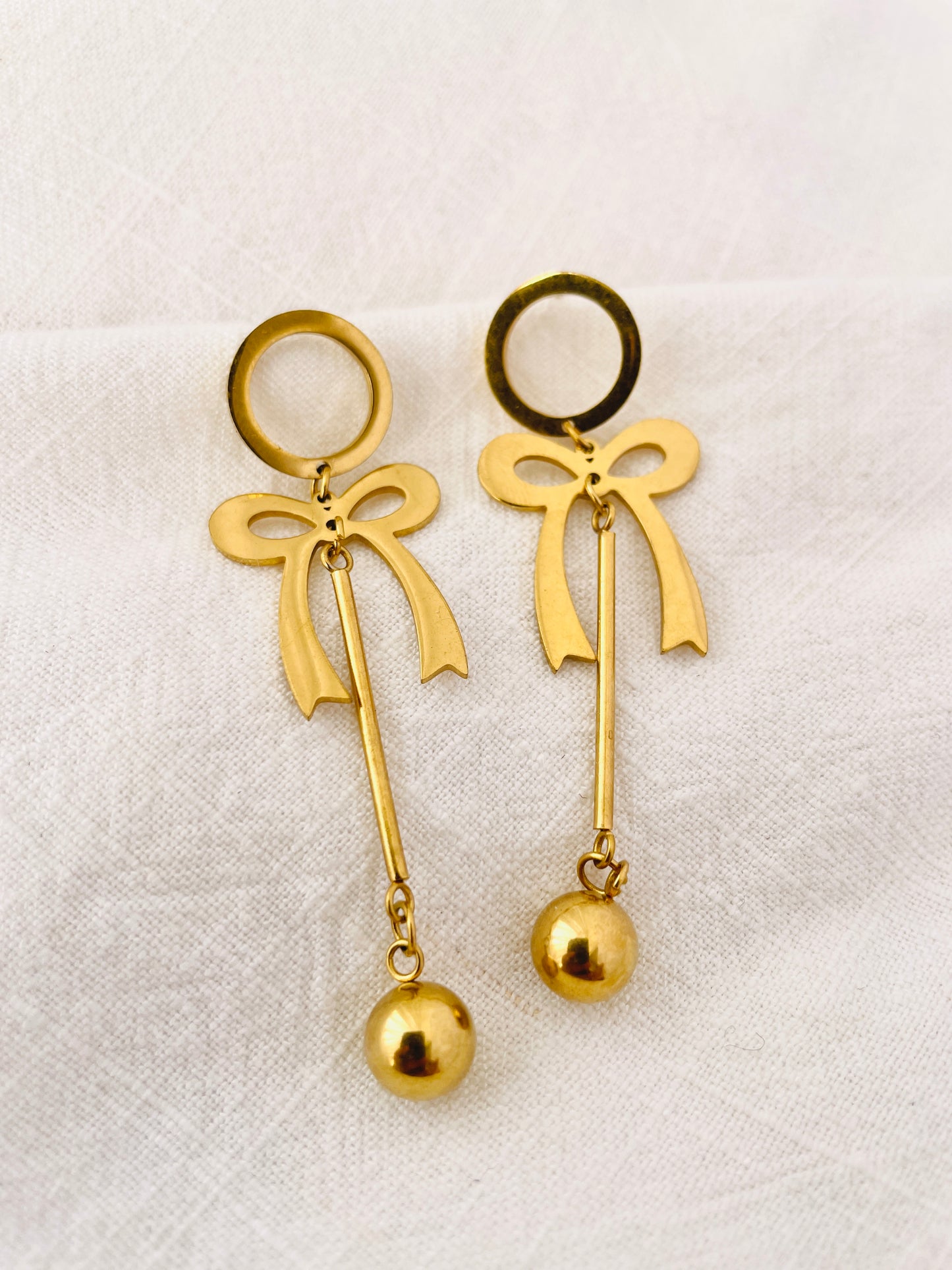 Gold Dropping Ribbon Earring